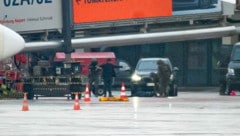 Der Mann hatte mit seinem Auto am Samstag gegen 20 Uhr ein Tor durchbrochen und ist auf das Vorfeld des Airports gefahren. (Bild: APA/dpa/Jonas Walzberg)