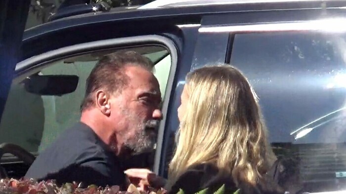 Arnold Schwarzenegger bei der Verabschiedung mit der jungen Frau. Wer sie ist? Unbekannt!