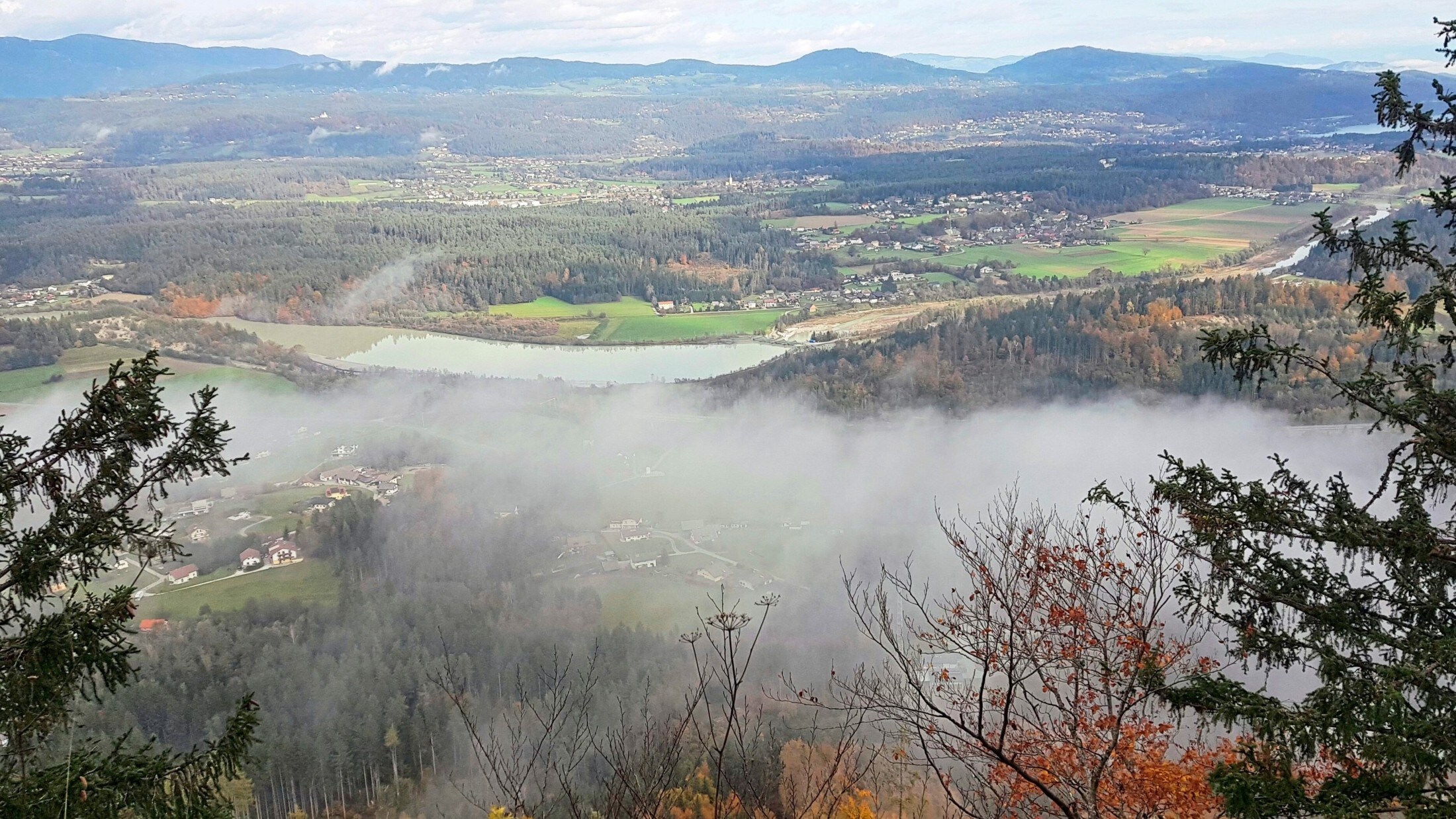 Der Nebel lichtet sich über der Drau bei Rosegg