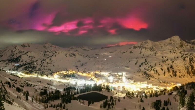 Die „Panomax“-Webcam in Obertauern zeigt das Spektakel am Sonntag gegen 18.20 Uhr (Bild: Panomax/Obertauern)