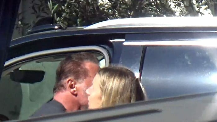 Heather muss sich keine Sorgen machen: Für die blonde Frau gab‘s von Arnie nur ein Bussi auf die ...