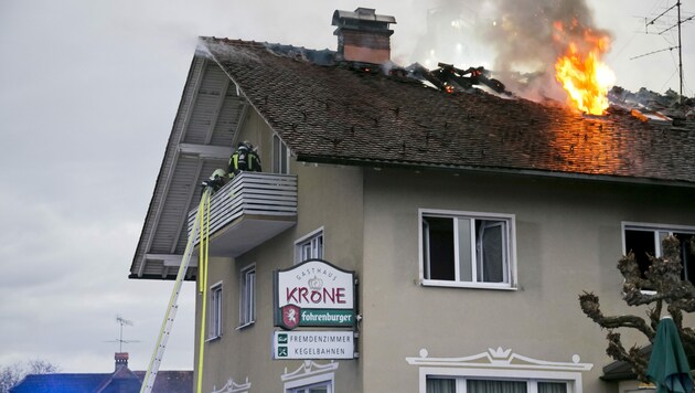 Der Dachstuhl brannte lichterloh. (Bild: Mathis Fotografie)