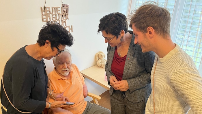 Pflegerin Monika Herrnegger (l) zeigt ihrem Patienten und Landesrätin Beate Prettner (2vr) und ...