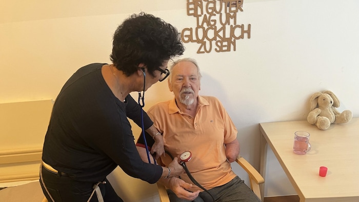 Monika Herrnegger misst den Blutdruck des Patienten.