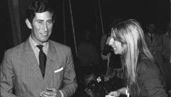 Barbra Streisand bot Prinz Charles bei seinem Besuch in den Warner Bros. Studios eine Tasse Kaffee an. (Bild: AP1974 / AP / picturedesk.com)