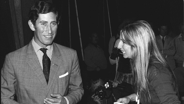 Barbra Streisand bot Prinz Charles bei seinem Besuch in den Warner Bros. Studios eine Tasse Kaffee an. (Bild: AP1974 / AP / picturedesk.com)