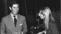 Barbra Streisand bot Prinz Charles bei seinem Besuch in den Warner Bros. Studios eine Tasse Kaffee an. (Bild: AP1974 / AP / picturedesk.com)