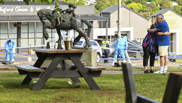 Trauernde umarmen sich vor der Unglücksstelle im australischen Daylesford. 
