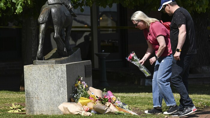 Angehörige legen Blumen ab, wo fünf Menschen ums Leben kamen.