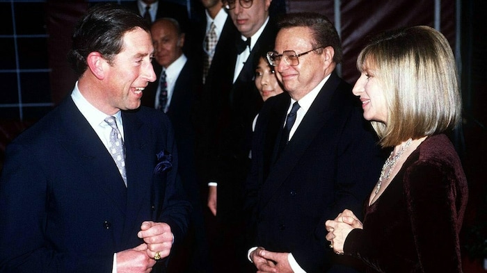 Prinz Charles und Barbra Streisand während ihres UK-Konzerts 1994, bei dem sie „Someday My ...