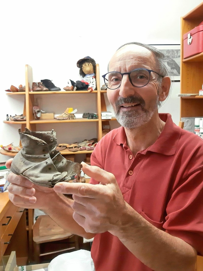 Gerhard Steiner aus Obervellach hat alte Schuhe, besonderes Schuhwerk und Schuhe Prominenter in seinem Museum gesammelt. (Bild: Kogler Christina Natascha)