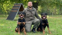 Ausbildungsleiter und Militärhundeführer Martin Kruiss mit seinen beiden Rottweilerrüden. (Bild: Bernadette Krassay)