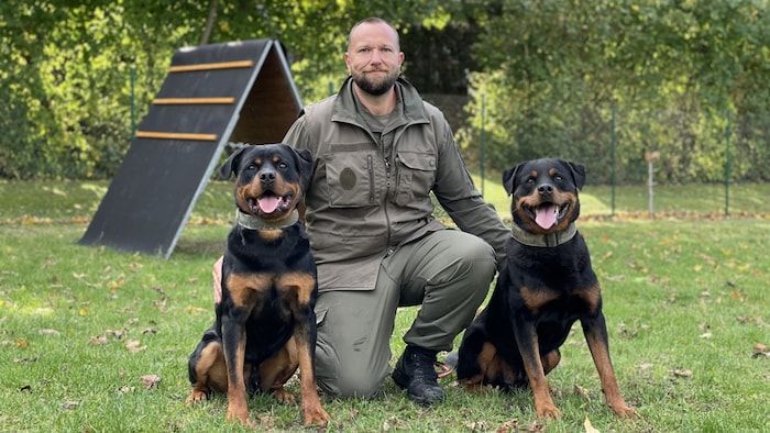 Ausbildungsleiter und Militärhundeführer Martin Kruiss mit seinen beiden Rottweilerrüden.