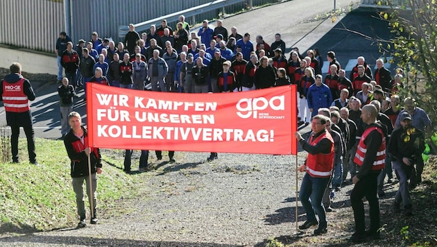 Bei Wolfram Bergbau in St. Martin im Sulmtal kam es am Montag zu Warnstreiks (oben). Noch bis Mittwoch finden weitere Proteste in der Steiermark statt (rechts). (Bild: Pail Sepp)