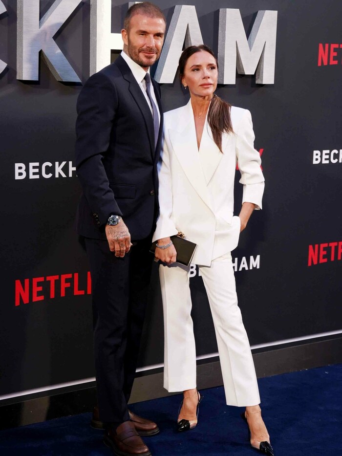 Ein echter Power-Look: Victoria Beckham in einem weißen Hosenanzug