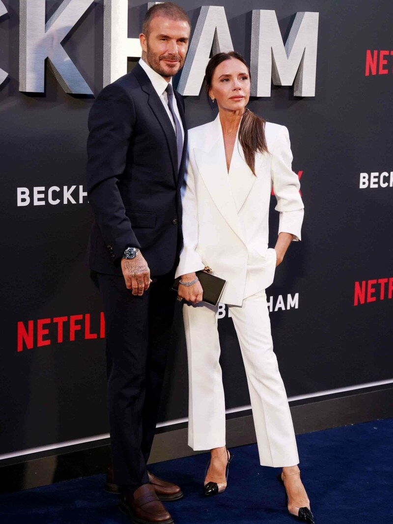 Ein echter Power-Look: Victoria Beckham in einem weißen Hosenanzug (Bild: www.PPS.at)