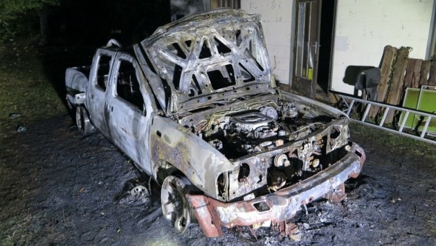 Das im Innenhof abgestellte Auto wurde ein Raub der Flammen. (Bild: FF Korneuburg)