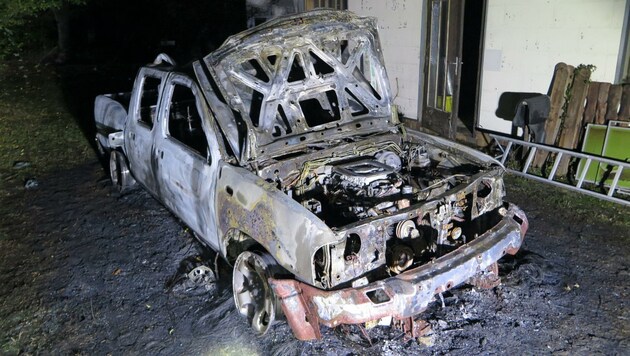 Das im Innenhof abgestellte Auto wurde ein Raub der Flammen. (Bild: FF Korneuburg)