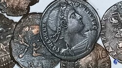 Die illegale Sondengeherin fand im Innviertel Münzen und auch andere Kulturgüter (Symbolbild) (Bild: Italian Culture Ministry via AP)
