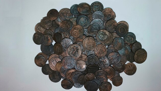 Unweit der Küste Sardiniens hat ein Taucher zur Entdeckung von Zehntausenden, ausgezeichnet erhaltenen antiken Bronzemünzen (Bild) beigetragen. (Bild: Italian Culture Ministry via AP)