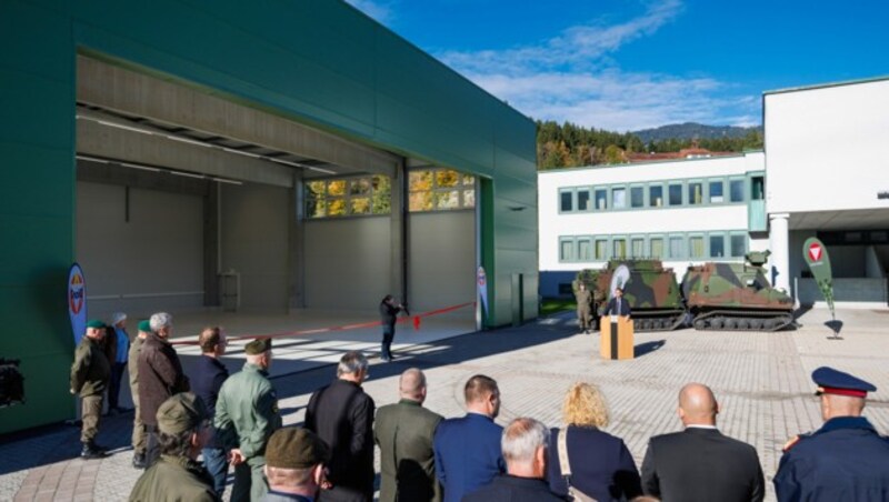 Im Vorfeld der Übung ist der neue Hubschrauber-Hangar in der Walgaukaserne eröffnet worden. (Bild: Land Vorarlberg / Bernd Hofmeister)