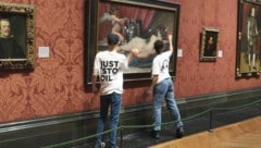 Im Video zu sehen ist, wie ein Mann und eine Frau in der Londoner National Gallery mit Hämmern den Schutz von "Venus vor dem Spiegel" beschädigen. (Bild: Just Stop Oil via AP)