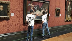 Im Video zu sehen ist, wie ein Mann und eine Frau in der Londoner National Gallery mit Hämmern den Schutz von "Venus vor dem Spiegel" beschädigen. (Bild: Just Stop Oil via AP)