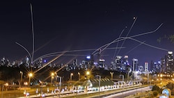 Das „Iron Dome“-Abwehrsystem fängt vom Gazastreifen aus auf Tel Aviv abgefeuerte Raketen ab (Archivbild). (Bild: APA/AFP/Ahmad Gharabli)