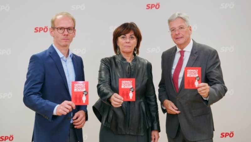 Andreas Sucher, Petra Oberrauner und Peter Kaiser zeigen Erwin Angerer die rote Karte. (Bild: SPÖ Kärnten/Svetits)