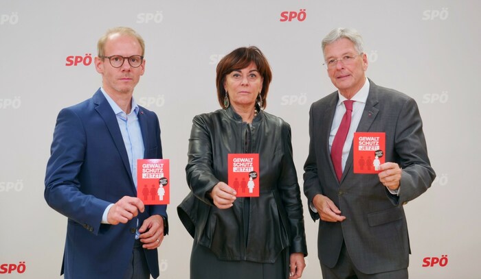 Andreas Sucher, Petra Oberrauner und Peter Kaiser zeigen Erwin Angerer die rote Karte.
