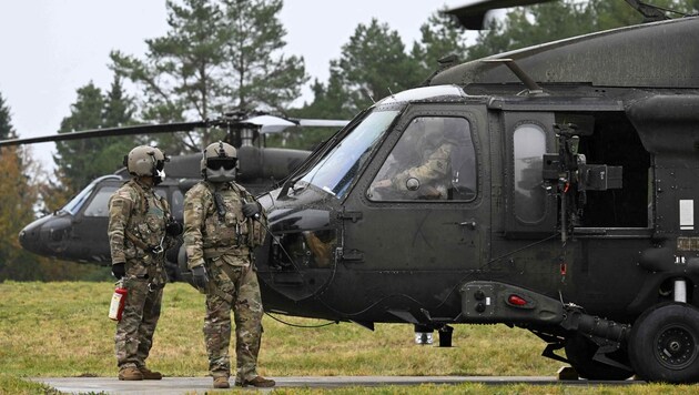 Insbesondere im Walgau und rund um Feldkirch wird man in den kommenden Tagen so manchen Militärhubschrauber kreisen und Radpanzer fahren sehen. Keine Panik - ist nur eine Übung! (Bild: AFP or licensors)