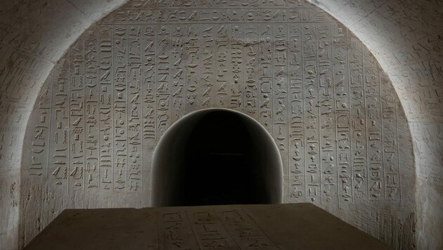 Unweit von Kairo haben Forscher ein reich verziertes Grab (Bild) eines Würdenträgers aus dem Alten Ägypten entdeckt. (Bild: Petr Kosarek/Tschechisches Institut für Ägyptologie/Karls-Universität)