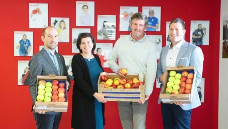 Klemens Böck (li.), Regina Norz und Johannes Kuenz (re.) von der LK überreichten „Tiroler Krone“-Chefredakteur Claus Meinert frische Äpfel. (Bild: Johanna Birbaumer)