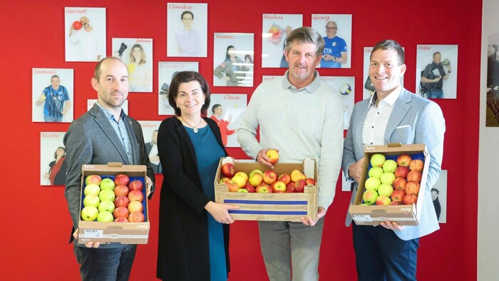 Klemens Böck (li.), Regina Norz und Johannes Kuenz (re.) von der LK überreichten „Tiroler ...