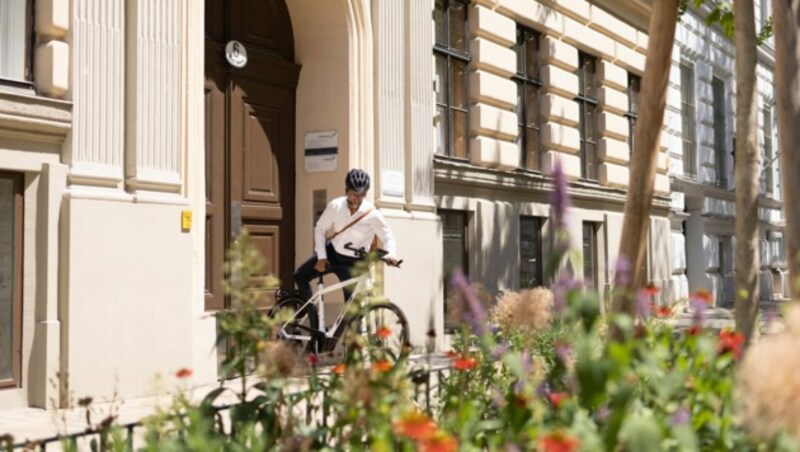 Mit dem eBike parkt man eigentlich immer dort, wo man hinwill. Das lästige und zeitaufwendige Umrunden des Häuserblocks ist somit passé. Ankommen, absteigen, absperren und fertig! (Bild: @ Bosch)