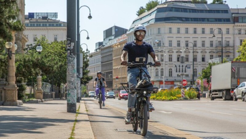 Mit der richtigen Unterstützung kann man sich mit dem eBike unbeschwert und agil durch den Verkehr schlängeln. Das schont das Geldbörsel und das innerstädtische Klima - und all das mit einem Lächeln im Gesicht. (Bild: @ Bosch)