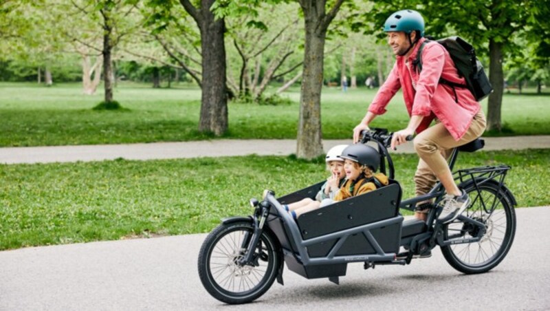 Die smarte Alternative zum Zweitauto: mit dem eCargobike die Kinder zur Oma oder die schweren Getränkekisten nach Hause bringen. Mit einem Drehmoment von 85 Nm unterstützt die Bosch Cargo Line kraftvoll und natürlich dank des optimal abgestimmten Getriebekonzepts - auch wenns mal mit voller Last bergauf geht (Bild: @ Bosch)