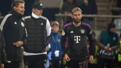 Wie entscheidet sich Thomas Tuchel (Mitte)? Darf Konrad Laimer (re.) erneut im zentralen Mittelfeld ran? (Bild: APA/AFP/Jean-Christophe VERHAEGEN)