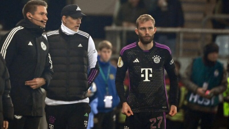 Wie entscheidet sich Thomas Tuchel (Mitte)? Darf Konrad Laimer (re.) erneut im zentralen Mittelfeld ran? (Bild: APA/AFP/Jean-Christophe VERHAEGEN)