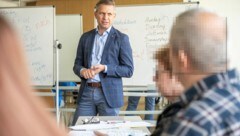 Integrations-Landesrat Wolfgang Hattmannsdorfer (VP) in einem Deutschkurs. (Bild: Peter C.Mayr, Krone KREATIV)