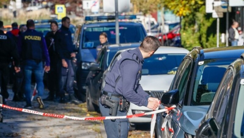 Die Polizei sperrte den Tatort ab (Bild: Tschepp Markus)