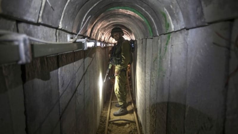 Ein israelischer Soldat führt Journalisten während des Gaza-Kriegs 2014 durch einen Hamas-Tunnel. Auch jetzt will Israels Armee die Terrorgruppe direkt in ihrem Tunnelsystem angreifen. (Bild: AP)