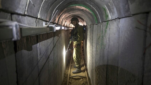 Ein israelischer Soldat in einem Tunnel im Gazastreifen (Bild: AP)