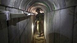 Ein israelischer Soldat führt Journalisten während des Gaza-Kriegs 2014 durch einen Hamas-Tunnel. Auch jetzt will Israels Armee die Terrorgruppe direkt in ihrem Tunnelsystem angreifen. (Bild: AP)