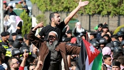 Wütende Proteste vor der israelischen Botschaft in Jordanien (Bild: APA/AFP/Khalil MAZRAAWI)