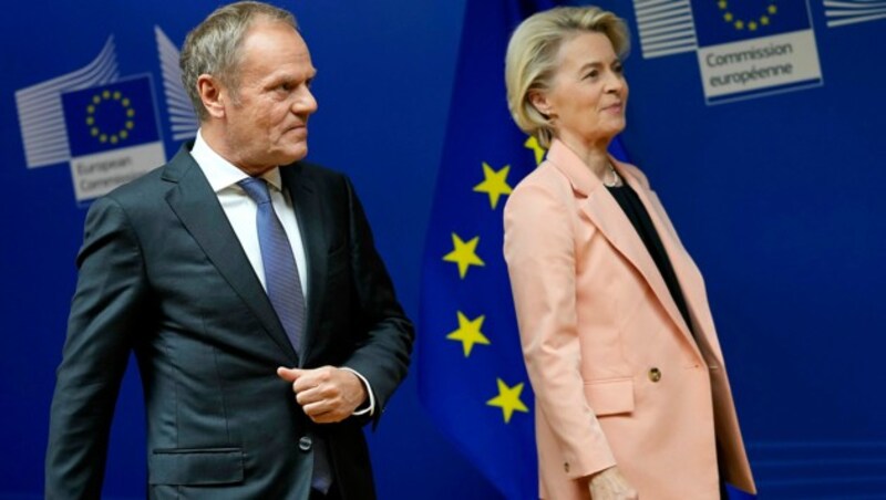 Donald Tusk wurde bereits nach der Wahl in Polen von Kommissionspräsidentin Ursula von der Leyen empfangen - aber noch nicht als neuer Premier. (Bild: AP)