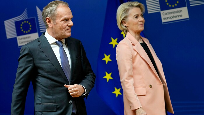 Donald Tusk wurde bereits nach der Wahl in Polen von Kommissionspräsidentin Ursula von der Leyen ...