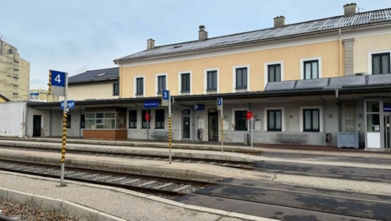 Nach dem Umbau des alten Rieder Bahnhofs wollen die ÖBB auf Personal vor Ort verzichten. (Bild: Scharinger Daniel)