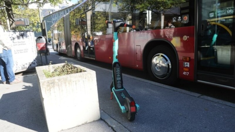 Abgestellte E-Scooter auf Gehwegen in der Nähe von Haltestellen stellen eine besondere Gefahrenquelle dar, heißt es vonseiten des Behindertenbeirats. (Bild: Birbaumer Johanna)