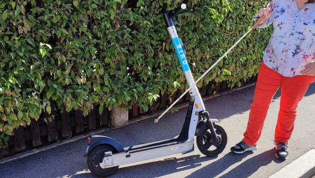 Falsch abgestellte Leih-E-Scooter sind eine gefährliche Stolperfalle. (Bild: Blinden- und Sehbehindertenverband Tirol)